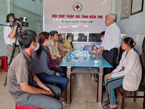 Hội Chữ thập đỏ tỉnh trao tiền cho các hoàn cảnh  trong chương trình “Nhịp cầu nhân ái”