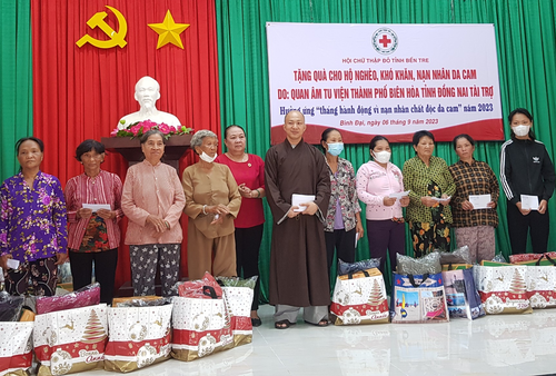 300 suất quà cho các hộ nghèo, nạn nhân chất độc da cam  huyện Bình Đại