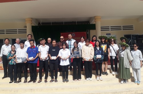 Huyện Hội Mỏ Cày Bắc phối hợp Chi hội Chữ thập đỏ  Chùa Phước Thịnh trao tặng học bổng, học phẩm cho học sinh nghèo hiếu học