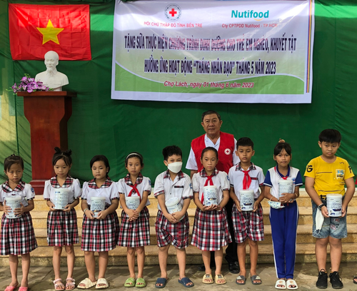 Xã Hoà Nghĩa tặng sữa cho trẻ em, học sinh nghèo 