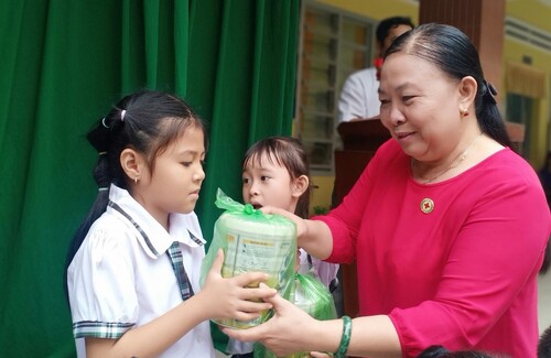 Huyện Hội Bình Đại trao tặng 335 suất sữa dinh dưỡng  cho học sinh nghèo, khó khăn
