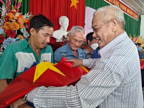 Trao tặng 200 cờ Tổ quốc cho ngư dân nghèo, khó khăn và 700 phần quà cho hộ nghèo các xã huyện biển