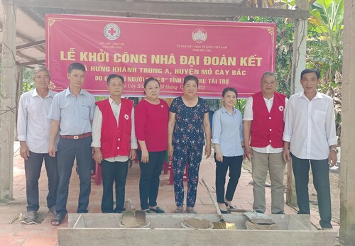 Khởi công xây dựng nhà Đại đoàn kết cho hộ nghèo  ở xã Hưng Khánh Trung A, huyện Mỏ Cày Bắc