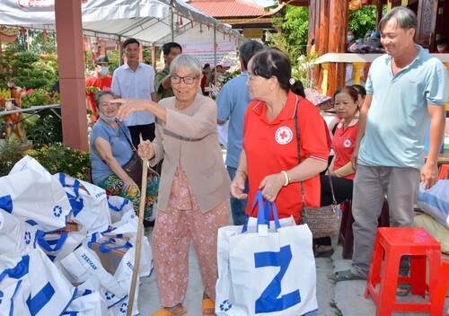 Hội Chữ thập đỏ huyện Bình Đại tổ chức khám bệnh, tặng quà nhân dịp Tết đến, Xuân về