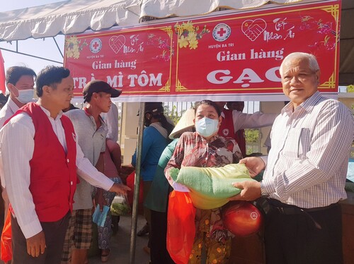 Huyện Ba Tri tiếp tục tổ chức “Chợ Tết Nhân ái” mừng xuân Giáp Thìn xã Tân Xuân