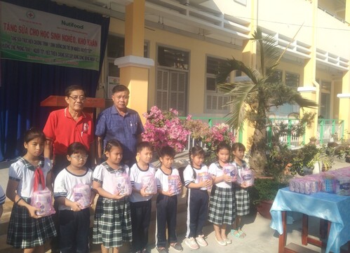 Tặng sữa cho học sinh nghèo, khó khăn trường Tiểu học Tam Phước 