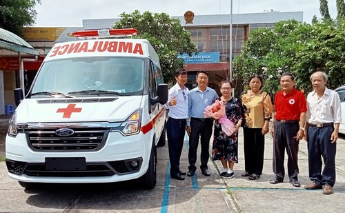 Huyện Hội Chợ Lách tiếp nhận xe cứu thương trị giá 945.000.000 đồng