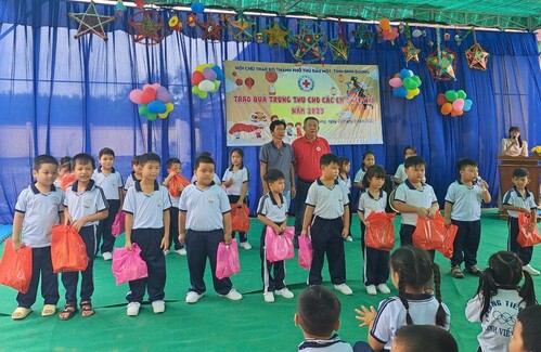 Tặng quà Tết Trung thu cho học sinh nghèo xã Định Trung