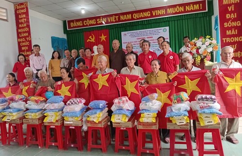 Hội Chữ thập đỏ xã Tân Thủy, huyện Ba Tri tặng quà cho gia đình chính sách và người nghèo