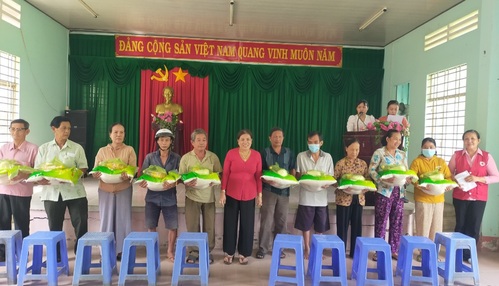 Trao tặng quà cho người nghèo và học bổng cho các em học sinh khó khăn xã Tân Hưng