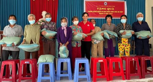 Hội Chữ thập đỏ huyện Giồng Trôm trao quà cho nạn nhân chất độc da cam năm 2022