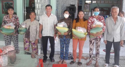 Hội Chữ thập đỏ xã Thạnh Ngãi, huyện Mỏ Cày Bắc  trao quà cho hộ nghèo 