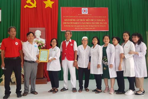 Khám bệnh, cấp thuốc miễn phí cho hộ nghèo,  hộ gia đình chính sách xã Thới Lai, huyện Bình Đại