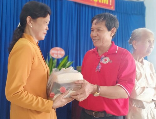 Huyện hội Bình Đại tổ chức tặng quà cho hộ nghèo, khó khăn tại xã Thạnh Trị