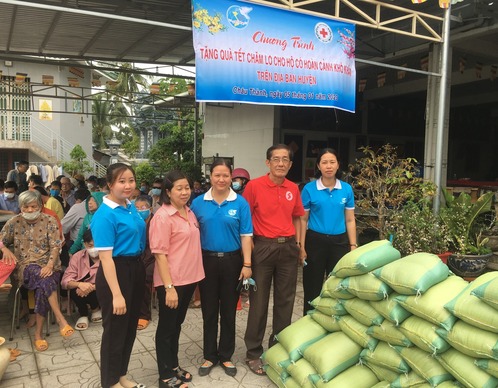 Hội Chữ thập đỏ huyện Châu Thành trao quà “Tết Nhân ái” 2023 cho những hoàn cảnh khó khăn