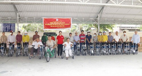 Giồng Trôm trao tặng 27 xe lăn, xe lắc cho người nhiễm chất độc da cam/Dioxin và người khuyết tật