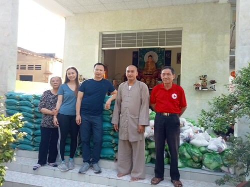 Chợ Lách tặng quà cho hộ nghèo chào mừng ngày thành lập  Hội Chữ thập đỏ Việt Nam