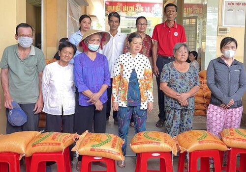 Hội Chữ thập đỏ xã Châu Hưng, huyện Bình Đại trao tặng  200 phần quà cho hộ nghèo