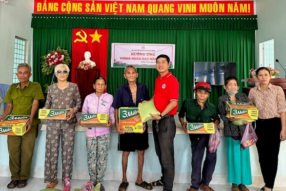  Hội Chữ thập đỏ xã Thạnh Phú Đông, Giồng Trôm tặng quà  hoạt động “Tháng nhân đạo” năm 2023 