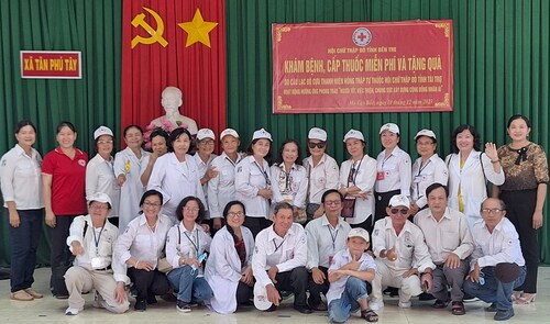 Khám bệnh, cấp thuốc miễn phí và tặng quà xã Tân Phú Tây