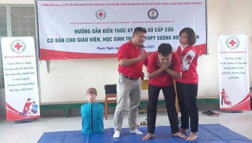 Huyện Hội Ba Tri phối hợp hướng dẫn kiến thức, kỹ năng sơ cấp cứu và  tư vấn chăm sóc sức khỏe cho học sinh trường THPT