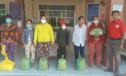 Hội Chữ thập đỏ huyện Bình Đại tổ chức trao quà cho hộ nghèo hưởng ứng phong trào “Tết Nhân ái” tại xã Định Trung