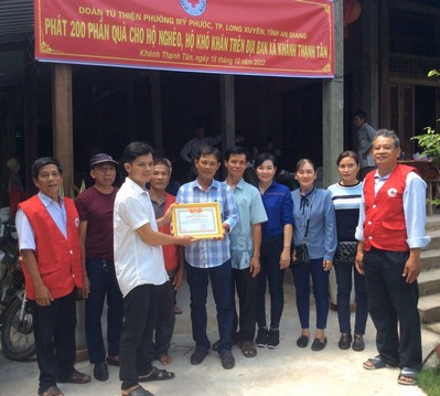 Hội Chữ thập đỏ xã Khánh Thạnh Tân, huyện Mỏ Cày Bắc  trao quà cho các hộ nghèo, khó khăn