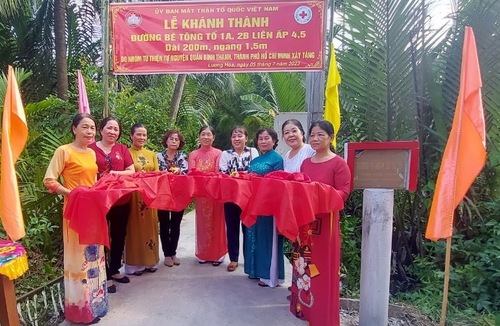 Xã Lương Hòa, huyện Giồng Trôm khánh thành đường bê tông và tặng sách cho học sinh nghèo