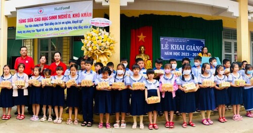 Mỏ Cày Nam trao tặng 500 suất sữa tươi  cho các em học sinh khó khăn nhân dịp năm học mới