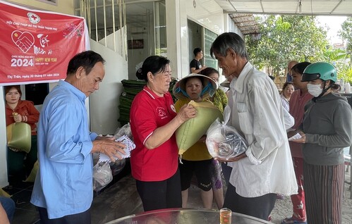Thị trấn Thạnh Phú tặng quà Tết và tổ chức “Bữa cơm Xuân  yêu thương” cho hộ nghèo