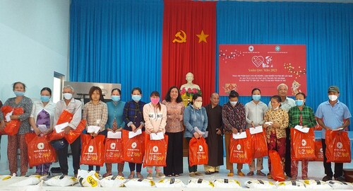 Hội Chữ thập đỏ tỉnh Bến Tre tiếp tục chuỗi hoạt động trao quà “Tết Nhân ái” Xuân Quý Mão 2023 tại huyện Mỏ Cày Nam