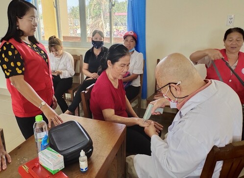 Hội Chữ thập đỏ huyện Ba Tri vận động Chi hội Hoa Nhân Ái thành phố Hồ Chí Minh khám bệnh cho người nghèo nhân  Ngày Thầy thuốc Việt Nam 27-2
