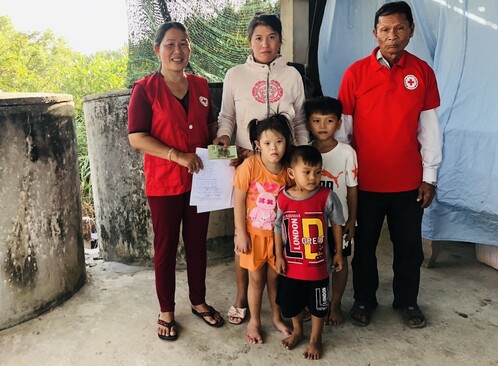 Hội Chữ thập đỏ huyện Bình Đại trao tiền cho  01 hoàn cảnh hộ nghèo, khó khăn tại xã Thừa Đức