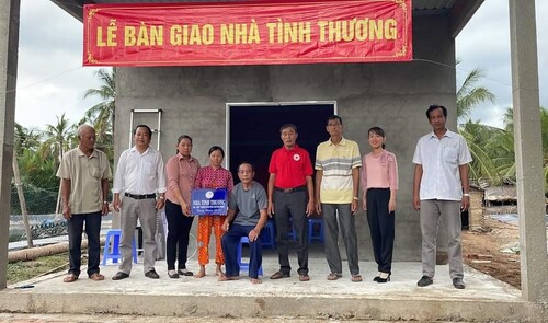 Hội Chữ thập đỏ huyện Bình Đại bàn giao nhà tình thương cho  hộ nghèo xã Định Trung