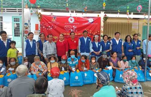 Hội Chữ thập đỏ tỉnh Bến Tre tặng 200 suất quà “Tết Nhân ái” Xuân Quý Mão 2023 cho hộ nghèo tại huyện Châu Thành