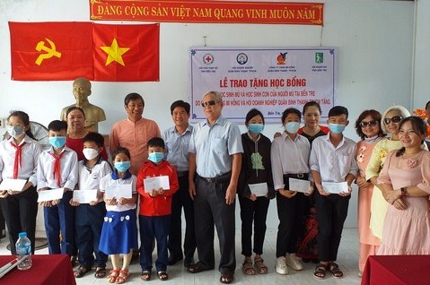 Trao tặng học bổng cho học sinh mù và học sinh con người mù do  Công ty Vàng Mi Hồng và Hội Người mù tỉnh Bến Tre vận động hỗ trợ