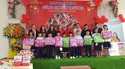 Hội Chữ thập đỏ tỉnh Bến Tre tặng học phẩm cho học sinh nghèo do Văn phòng Tổng Đại lý Prudential Bến Tre 3 hỗ trợ