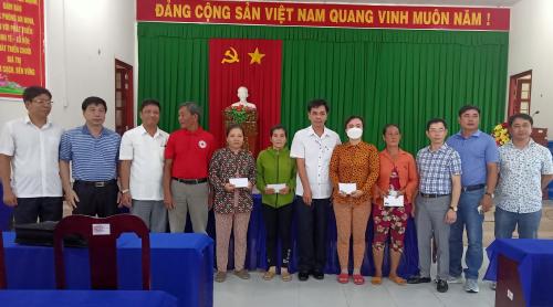 Hội Chữ thập đỏ huyện Bình Đại tặng quà cho hộ nghèo  ở xã Định Trung