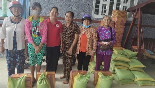Hội Chữ thập đỏ huyện Bình Đại tặng quà cho  hộ nghèo  xã Thừa Đức