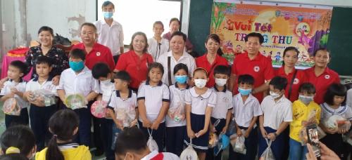 Hội Chữ thập đỏ huyện Bình Đại tặng quà Tết Trung thu cho học sinh nghèo xã Định Trung