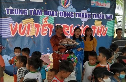 Hội Chữ thập đỏ huyện Giồng Trôm tặng quà Trung thu  cho các cháu thiếu nhi tại xã Thạnh Phú Đông