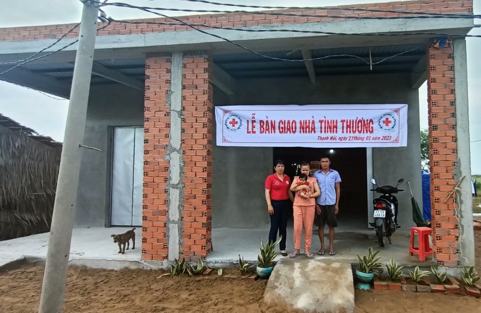 Hội Chữ thập đỏ xã Thạnh Hải, huyện Thạnh Phú bàn giao  nhà tình thương cho hộ nghèo