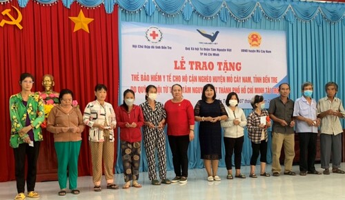 Hội Chữ thập đỏ tỉnh Bến Tre trao thẻ bảo hiểm y tế cho hộ cận nghèo tại huyện Mỏ Cày Nam