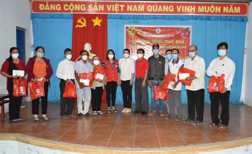 Hội Chữ thập đỏ tỉnh Bến Tre trao quà Tết vì người nghèo và nạn nhân chất độc Da cam” Xuân Nhâm Dần tại huyện Chợ Lách
