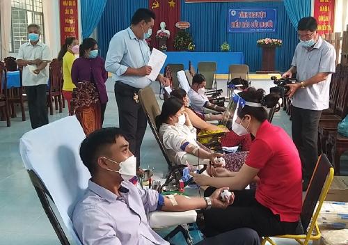 Hội Chữ thập đỏ huyện Mỏ Cày Nam tiếp nhận máu tình nguyện đợt 1 năm 2022