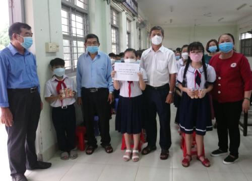 Tặng sữa tươi dinh dưỡng cho học sinh khó khăn tại xã Phú Hưng  Thành phố Bến Tre