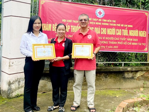 Bệnh viện Hùng Vương khám chữa bệnh và tặng quà cho người dân khó khăn huyện Mỏ Cày Bắc