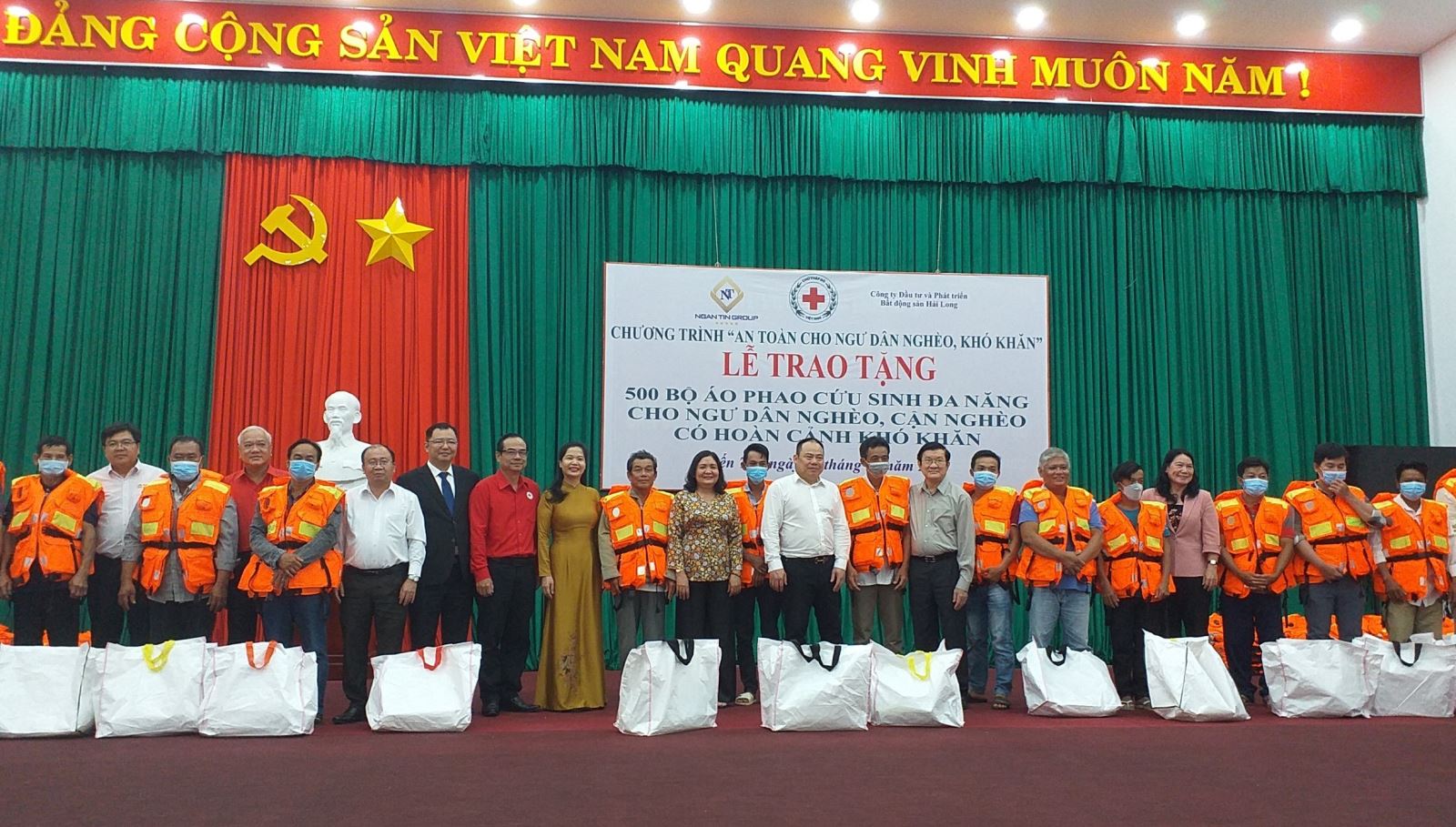 Nguyên Chủ tịch nước Trương Tấn Sang trao tặng 500 bộ áo phao cứu sinh đa năng tại tỉnh Bến Tre”