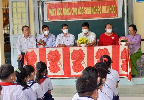 Hội Chữ thập đỏ tỉnh Bến Tre tổ chức trao học bổng cho học sinh nghèo huyện Ba Tri