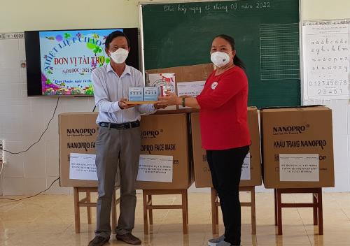 Hội Chữ thập đỏ tỉnh Bến Tre tổ chức trao tặng 2.000 hộp khẩu trang y tế và  440 chai cồn sát khuẩn phòng, chống dịch Covid-19 cho học sinh Tiểu học 